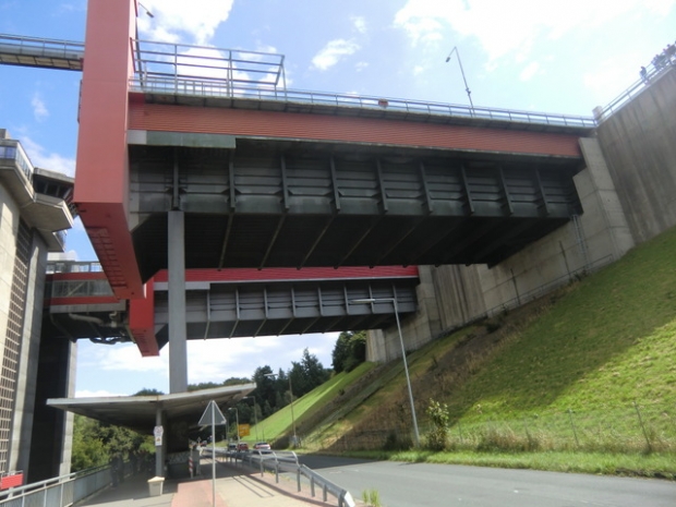 Westliche Trogbrücke des oberen Elbe- Seitenkanals / K 30 Abendorfer Straße , im Bildvordergrund