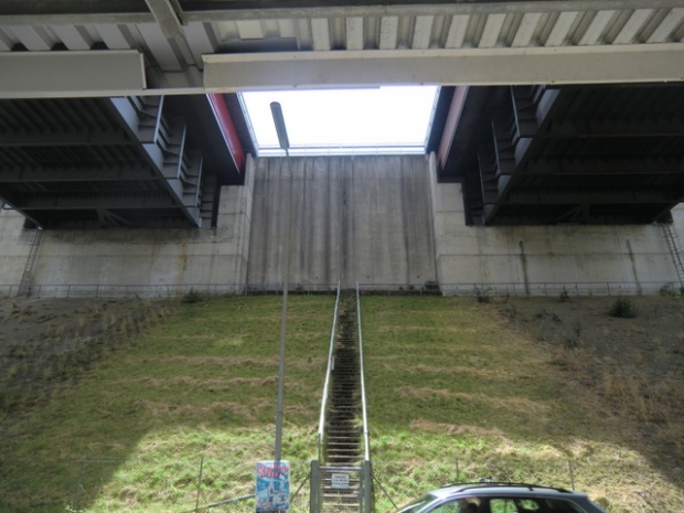 Westliche Trogbrücke des oberen Elbe- Seitenkanals / K 30 Abendorfer Straße, rechts im Bild