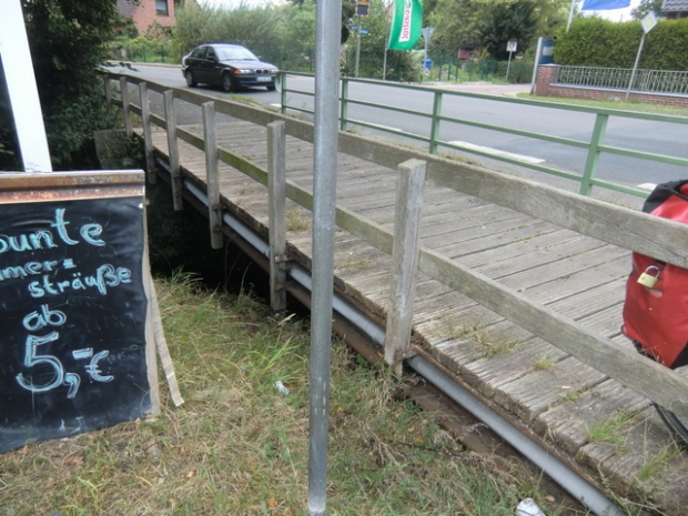 Fußwegbrücke neben der K 2 Straße am Kronberg / Graben zur Neetze