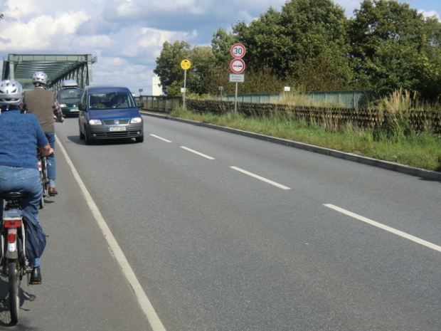 B 290 Bundesstraßenbrücke u. EÜ Strecke Lüneburg - Lauenburg / Dorfstraße,Draufsicht im Vordergrund des Bildes