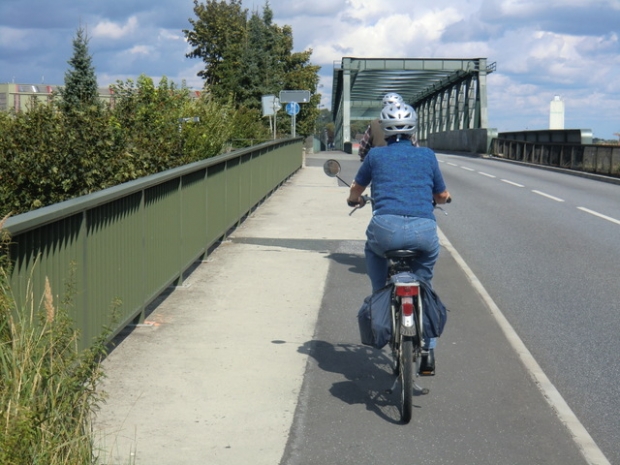 B 290 Bundesstraßenbrücke u. EÜ Strecke Lüneburg - Lauenburg / Dorfstraße,Draufsicht im Vordergrund des Bildes