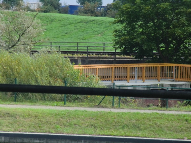 Fußwegbrücke / Delvenau - Stecknitz, im Bildvordergrund