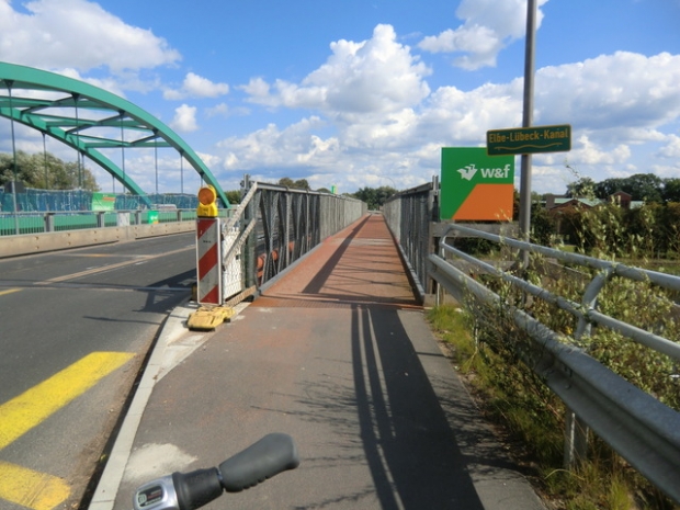 Alte B 5 Berliner Straßenbrücke / Elbe - Lübeck - Kanal, in der Bildmitte zwischen der Fußwegbrücke und der Neuen Straßenbrücke in grün