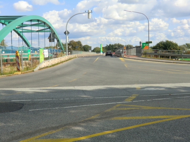 Alte B 5 Berliner Straßenbrücke / Elbe - Lübeck - Kanal in der Bildmitte zwischen der Fußwegbrücke und der Neuen Straßenbrücke in grün