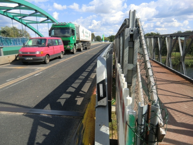 Fußwegbrücke neben der B 5 ( BAS 7174 ) / Elbe - Lübeck - Kanall, rechts im Bild