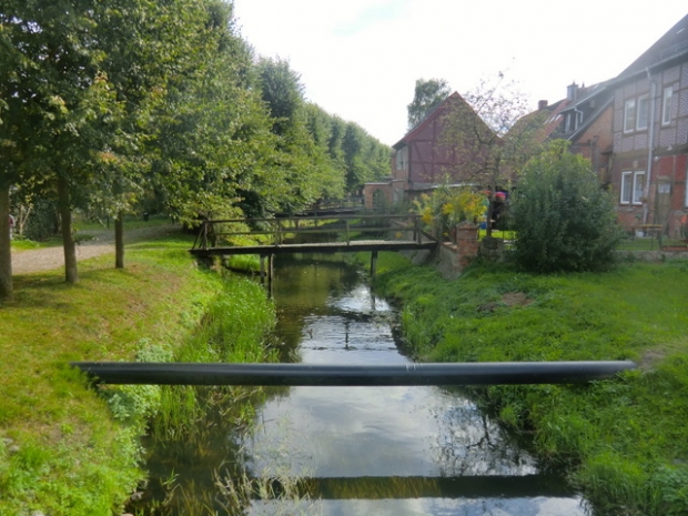 1. Anliegerfußwegbrücke südlich der Markttorstraße / Wallgraben, in der Bildmitte