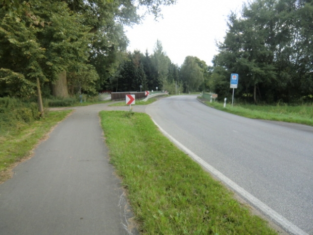 Rad- und Fußwegbrücke Steegener Chaussee/ Kleine Sude, links im Bild