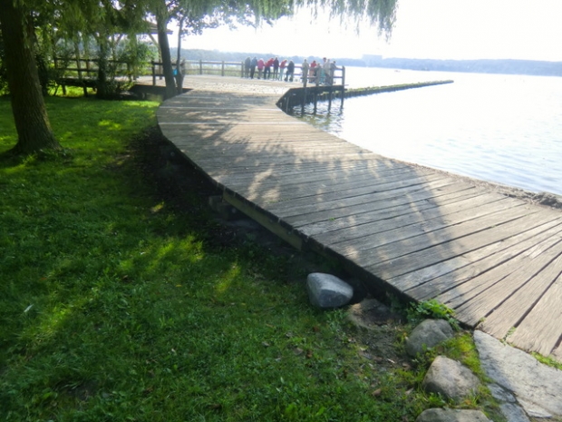Fußwegbrücke zu einer Plattform / Tollensesee und Uferbereiche