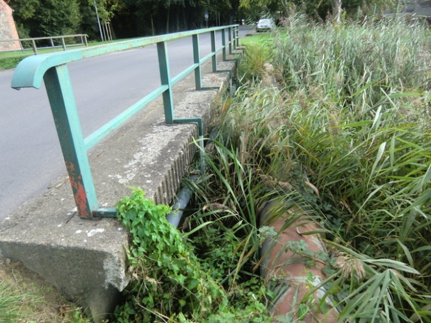 Fritz Reuter Straßenbrücke / Mühlenteichabfluß zur Datze, links im Bild