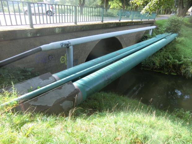 Rohrleitungenbrücke / Datze, vor der Straßenbrücke