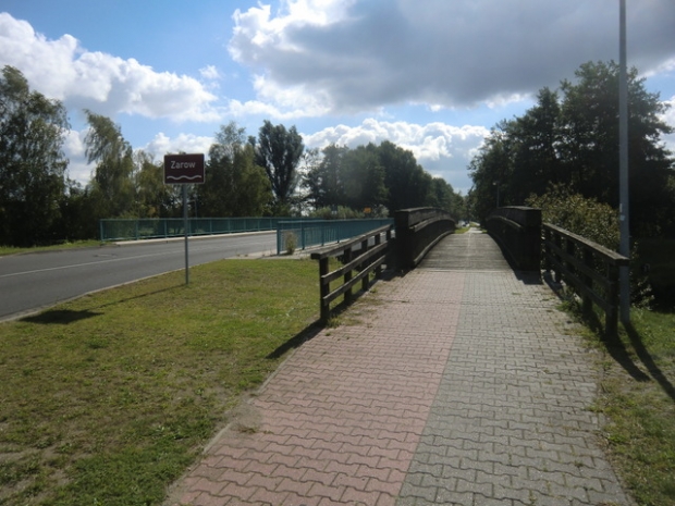 Rad- und Fußwegbrücke / Zarow , rechts im Bild