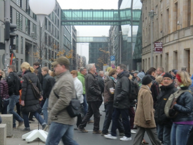 Fußgängerbrücke Dorotheenstraße , im Bild die grüne im Vordergrund ,am 25. Jahrestag des Berliner Mauerfalls