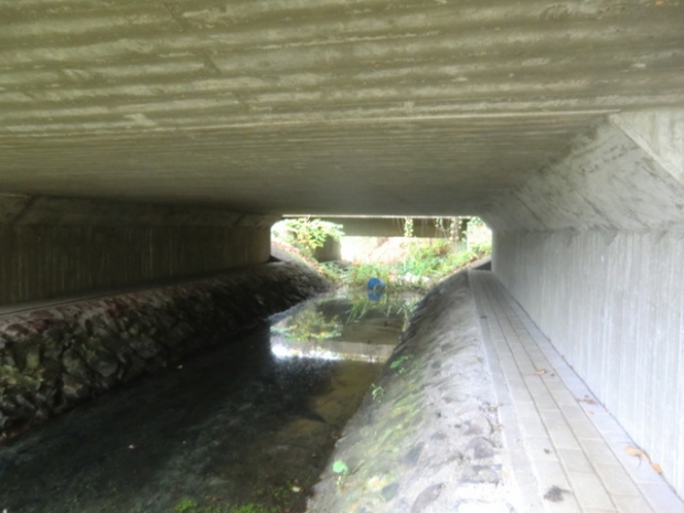 B 107 Bundestraßenbrücke / Schaugraben, im Bildvordergrund