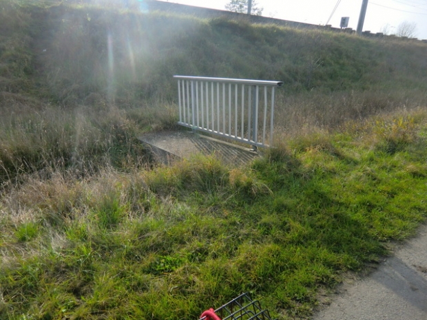 Bahnwartungsfußwegbrücke / Graben am Bahndamm