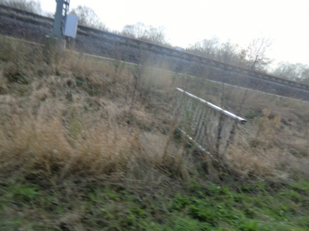 Bahnwartungsfußwegbrücke / Graben am Bahndamm