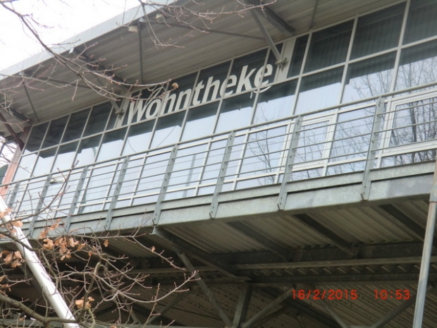 Fußwegbrücke zur Wohntheke