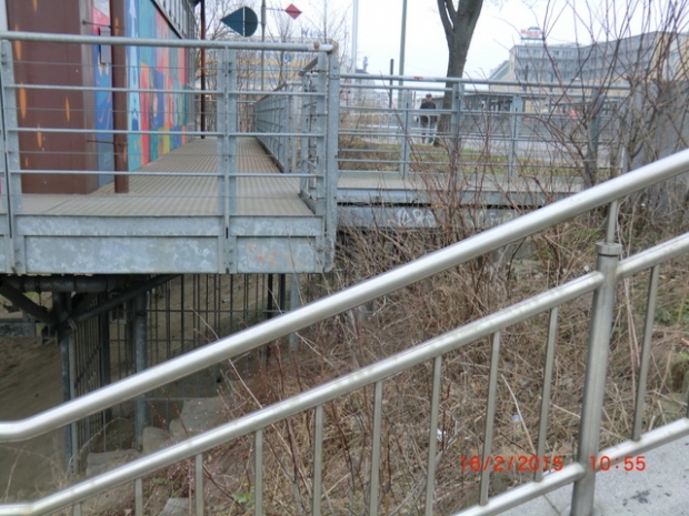 Fußwegbrücke zur Wohntheke