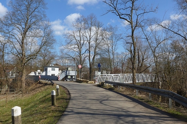 Fußwegbrücke südlicher Uferbegleitweg der Rems / Mühlkanal, rechts im Bild