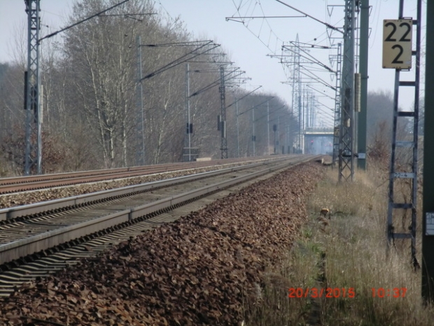 EÜ Strecke BAR im Südabschnitt / Feldweg, im Bildvordergrund beim Brückengeländer