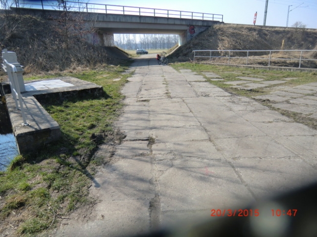 Feldstraßenbrücke / Überleiter Nuthegraben , im Bildvordergrund