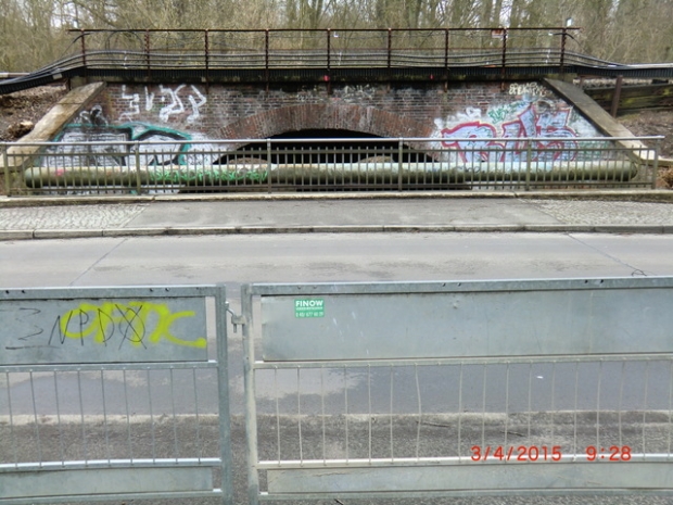 EÜ Strecke Berlin - Erkner - Frankfurt Oder / Fredersdorfer Mühlenfließ, im Bildhintergrund