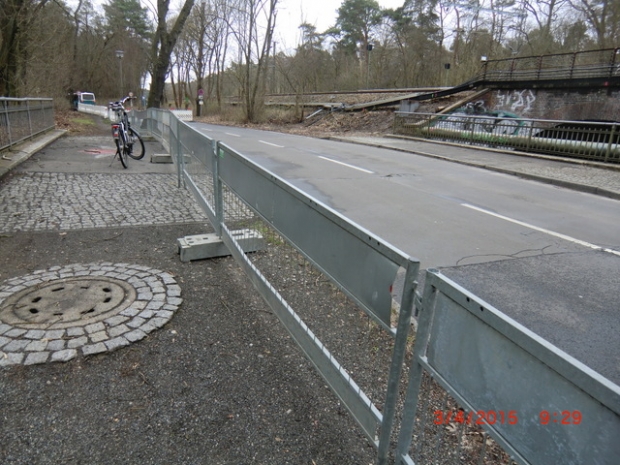 Straßenbrücke Straße nach Fichtenau / Fredersdorfer Mühlenfließ, im Bildvordergrund