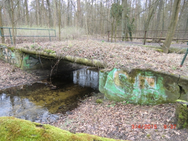 Gesperrte Fußwegbrücke im Forst / Fredersdorfer Mühlenfließ
