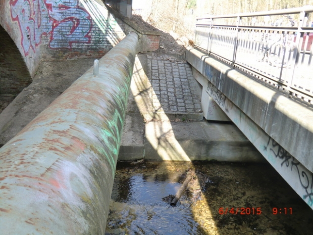 Rohrbrücke neben der BAS 38834 / Fredersdorfer Mühlenfließ, in der Bildmitte links