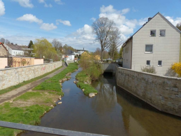 Fußwegbrücke verlängerte Baderstraße / Schwesnitz,links im Bild
