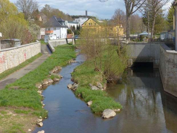 Fußwegbrücke verlängerte Baderstraße / Schwesnitz,links im Bild