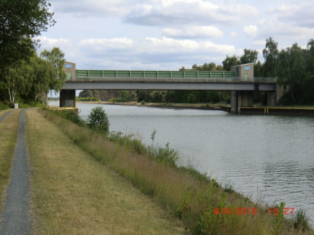 Arbeitswegbrücke am Sperrwerk / Elbe-Seitenkanal, im Bildhintergrund