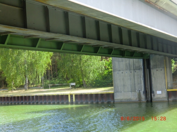 Dorfstraßenbrücke / Elbe-Seitenkanal, rechts im Bild grau