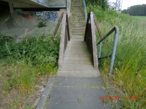 Fußwegbrücke / Graben am östlichen Widerlager der BAS 76794
