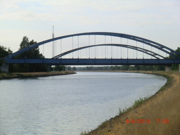 L 286 Straßenbrücke Schwarzburg / Elbe-Seitenkanal, im Bildhintergrund
