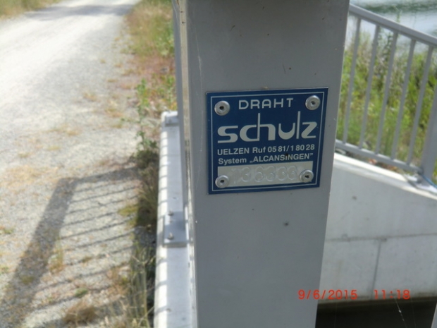 Uferbegleitwegbrücke / Abflußgraben aus einem Teich