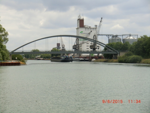 Arbeitswegbrücke / Siloanlage, im Bildhintergrund
