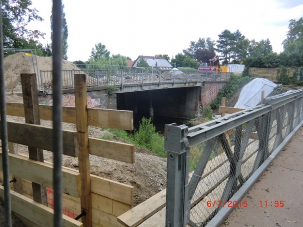 Alternative Fußwegbrücke / Wuhle, rechts im Bild