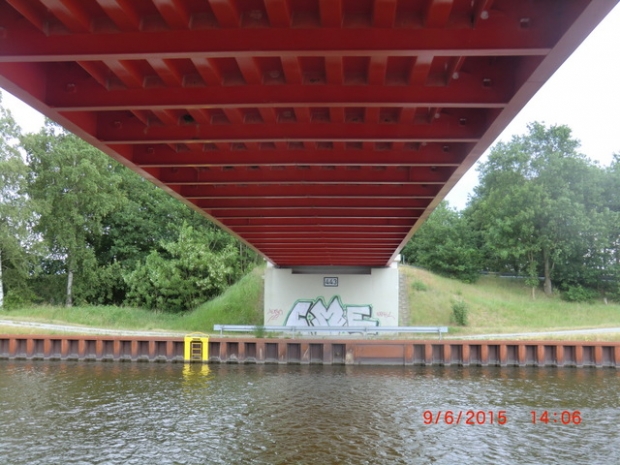 Straßenbrücke im Grünland / Mittellandkanal