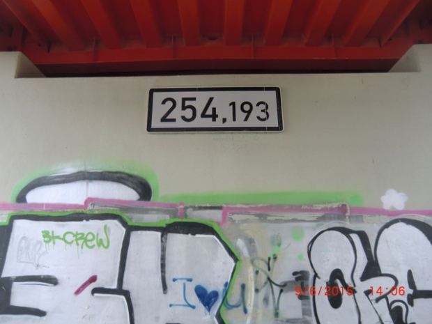 Straßenbrücke im Grünland / Mittellandkanal