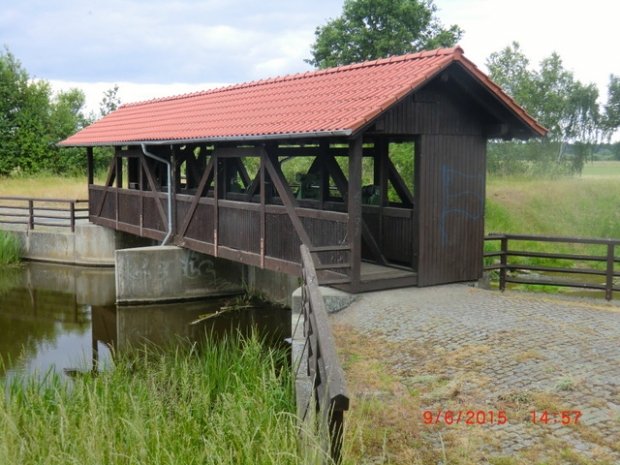 Fußwegbrücke am Stauwerk / Aller