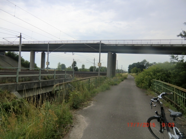 K 1047 Dorfstraßenbrücke / EU Strecke Stendal - Wolfsburg, im Bildhintergrund