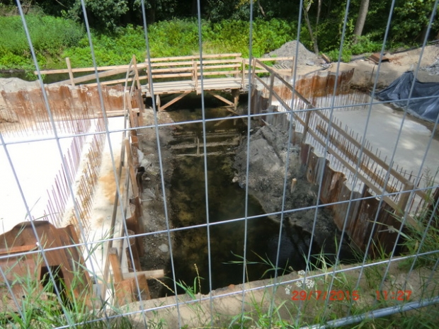 Arbeitswegbrücke in der Bauphase der BAS 77616 / Neuenhagener Mühlenfließ, im Bildhintergrund