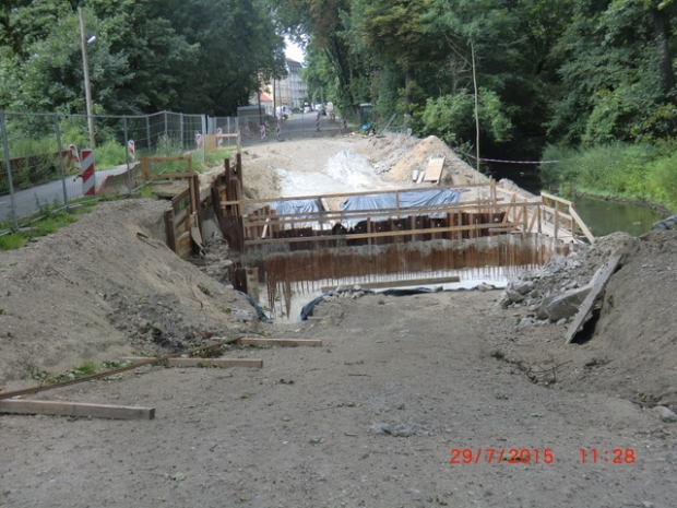 Arbeitswegbrücke in der Bauphase der BAS 77616 / Neuenhagener Mühlenfließ, rechts im Bild