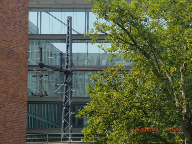 Etagenwiederholte Fußwegbrücke / Hof im Pricewaterhouse Coopers