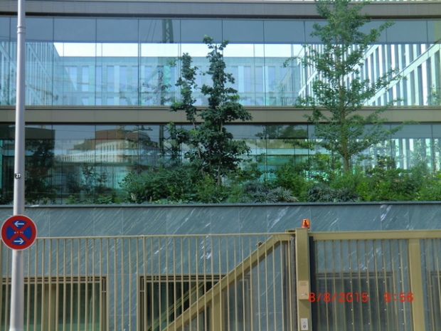 Etagenwiederholte Fußwegbrücke / Hof im Pricewaterhouse Coopers