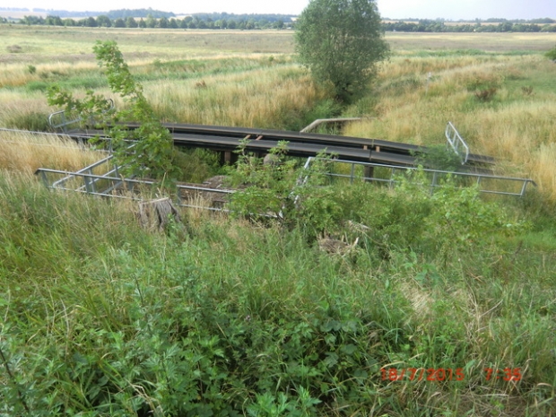 Wartungswegbrücke vor dem Dükerbauwerk / Beber