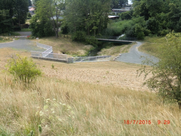 Fußwegbrücke / Schrote, im Bildhintergrund
