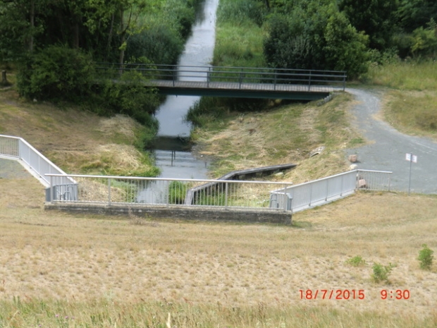 Fußwegbrücke / Schrote, im Bildhintergrund