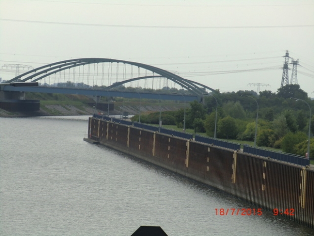 A2 Autobahnbrücke / Rothenseer Verbindungskanal, im Bildvordergrund