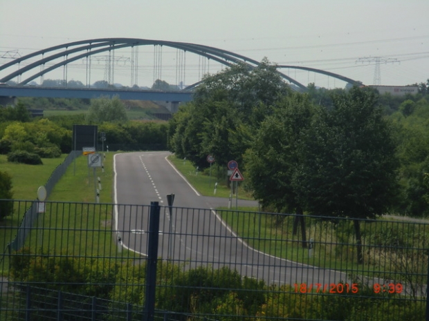Straßenbrücke Glindenberger Weg / Rothenseer Verbindungskanal, im Bildhintergrund